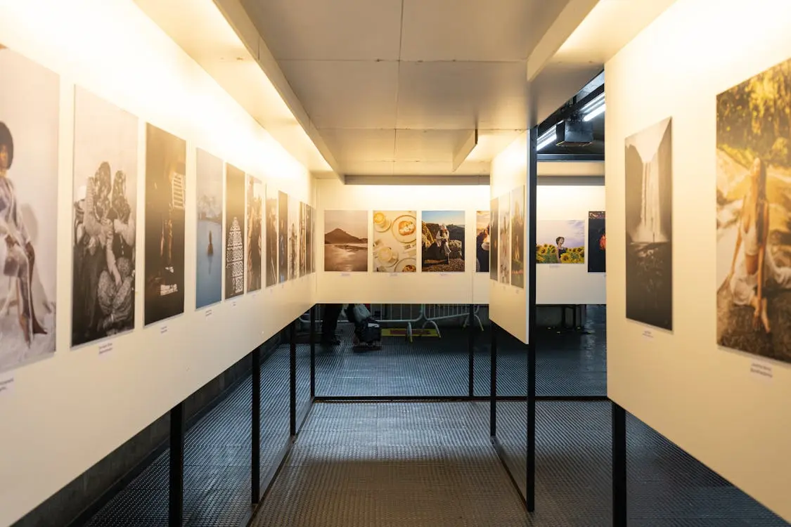 free-photo-of-exhibition-of-photographies.webp