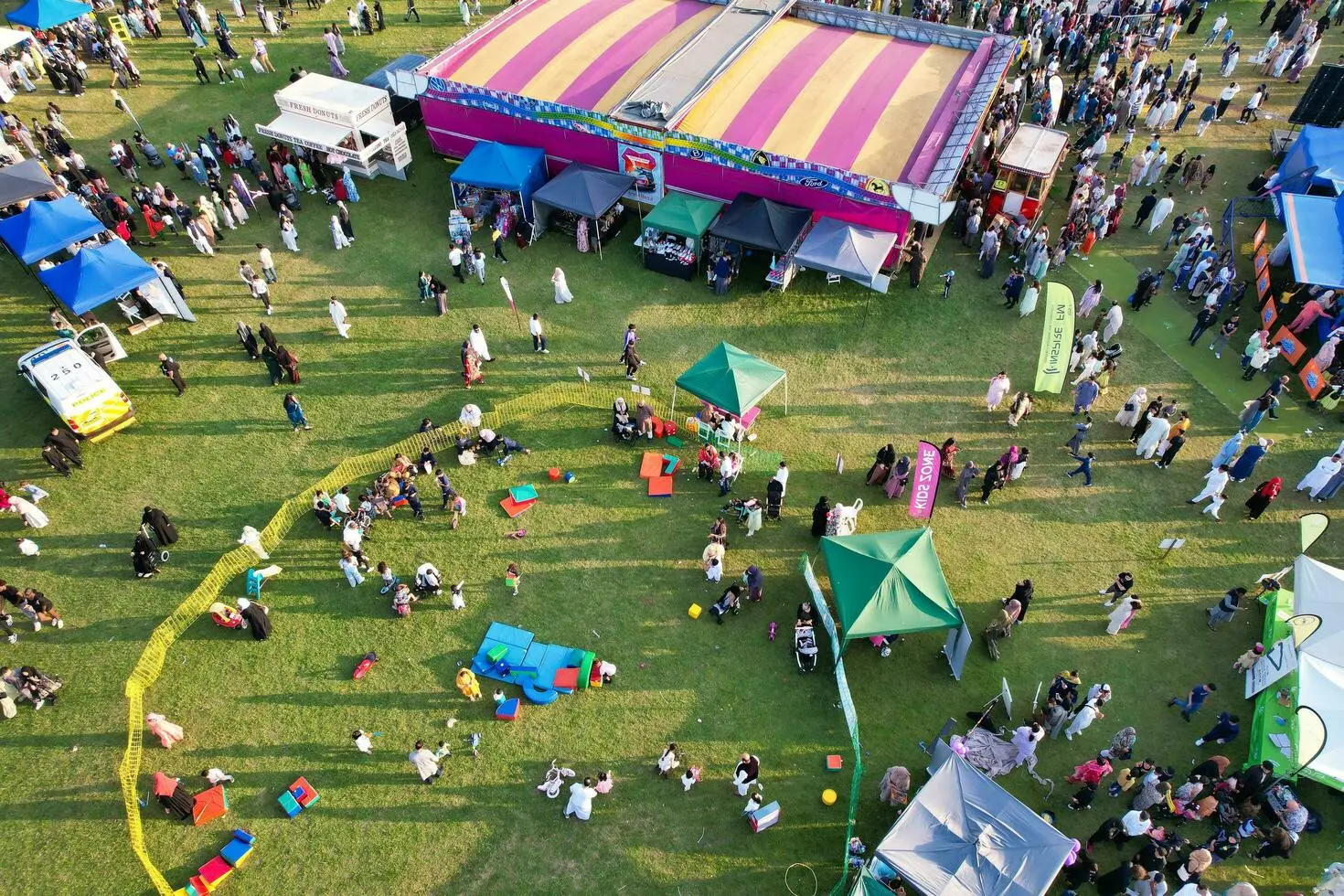 high-angle-footage-of-public-funfair-held-at-lewsey-public-park-of-luton-with-free-access-for-muslim-community-on-islamic-holy-eid-festival-day-captured-with-drone-s-camera-on-june-29th-2023-free-photo.webp