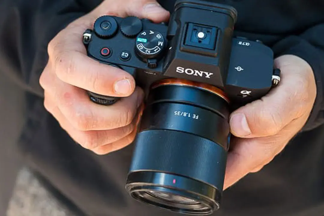 Emphasized REC Display: Solusi Visual Cerdas di Sony A7 IV untuk Videografer
