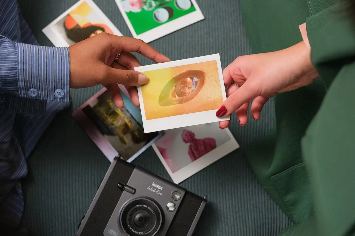 instax+WIDE+Evo_stills-11.webp