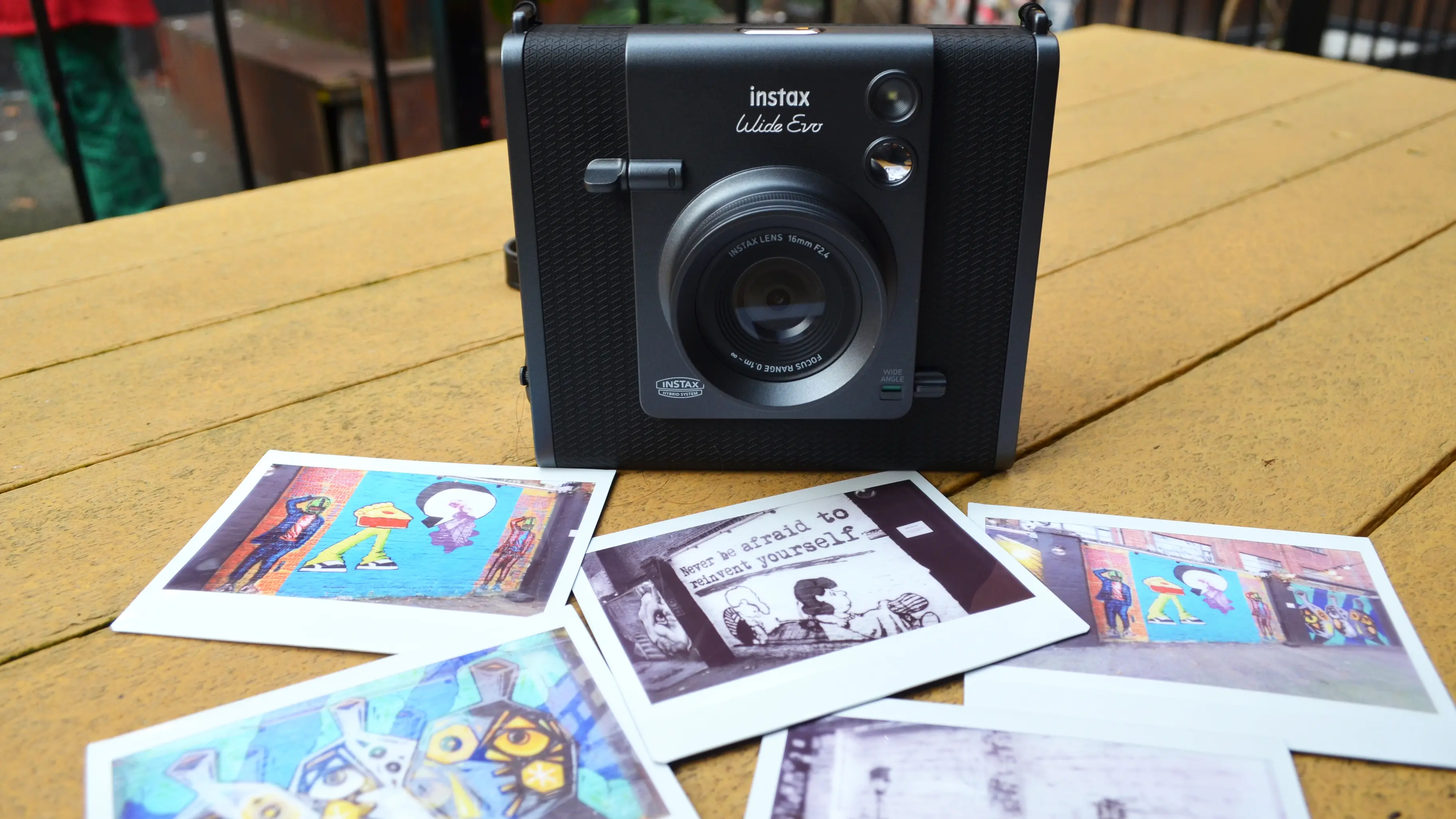 4 Alasan Kenapa Kamera Fujifilm Instax WIDE Evo Cocok Banget buat Para Gen-Z.