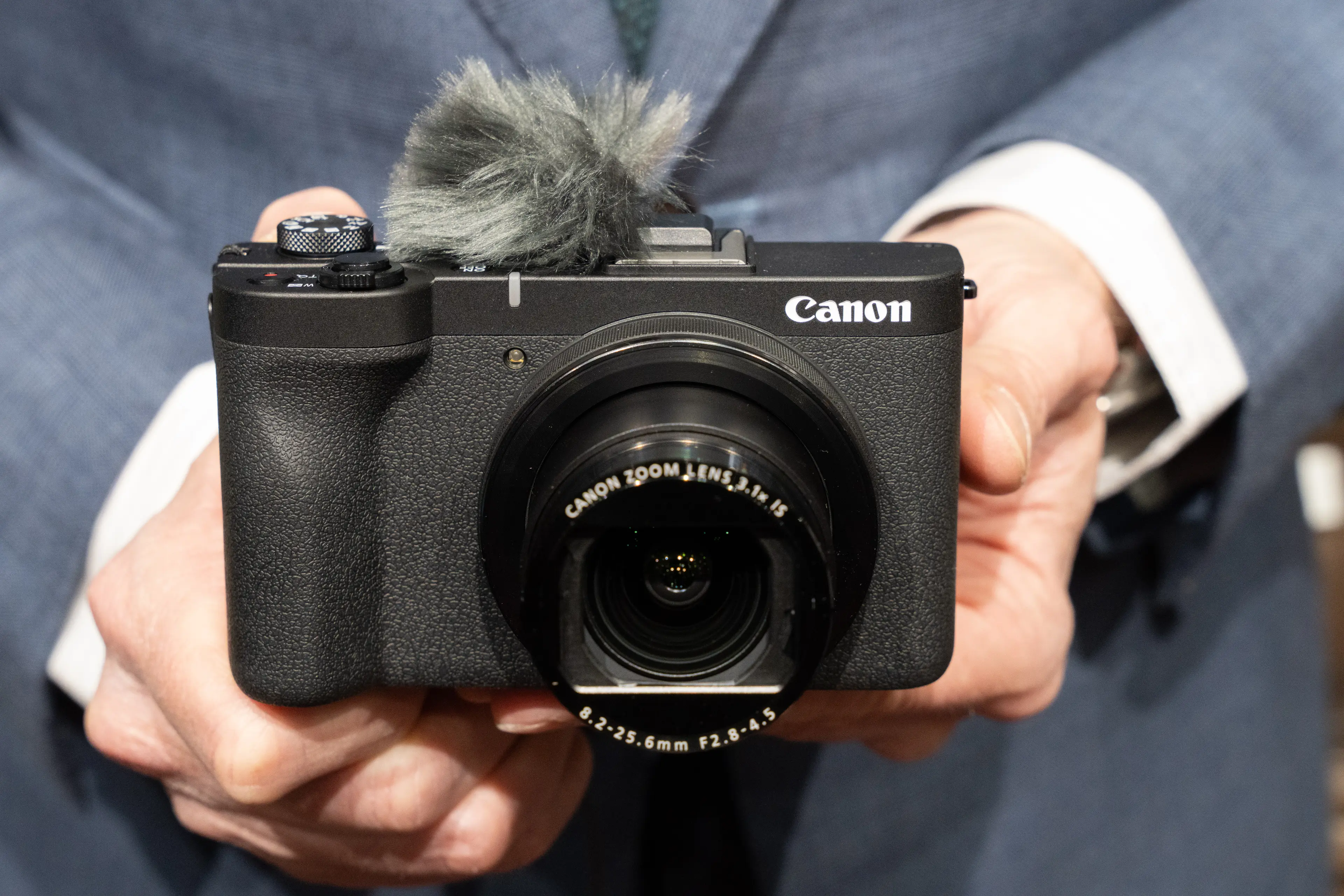 6 Alasan Canon PowerShot V1 Harus Dimiliki Oleh Konten Kreator Modern.
